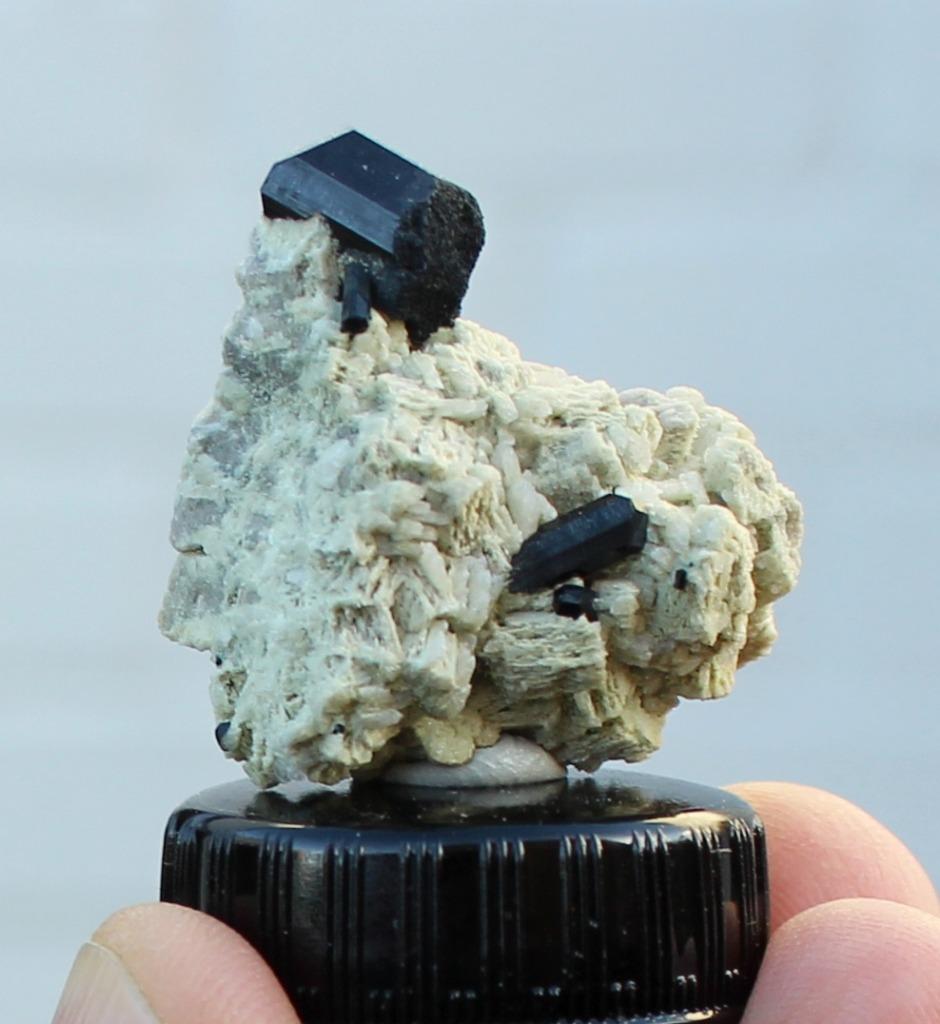 TOERMALIJN op ORTHOKLAAS uit Erongo in NAMIBIE, Verzamelen, Ophalen of Verzenden, Mineraal