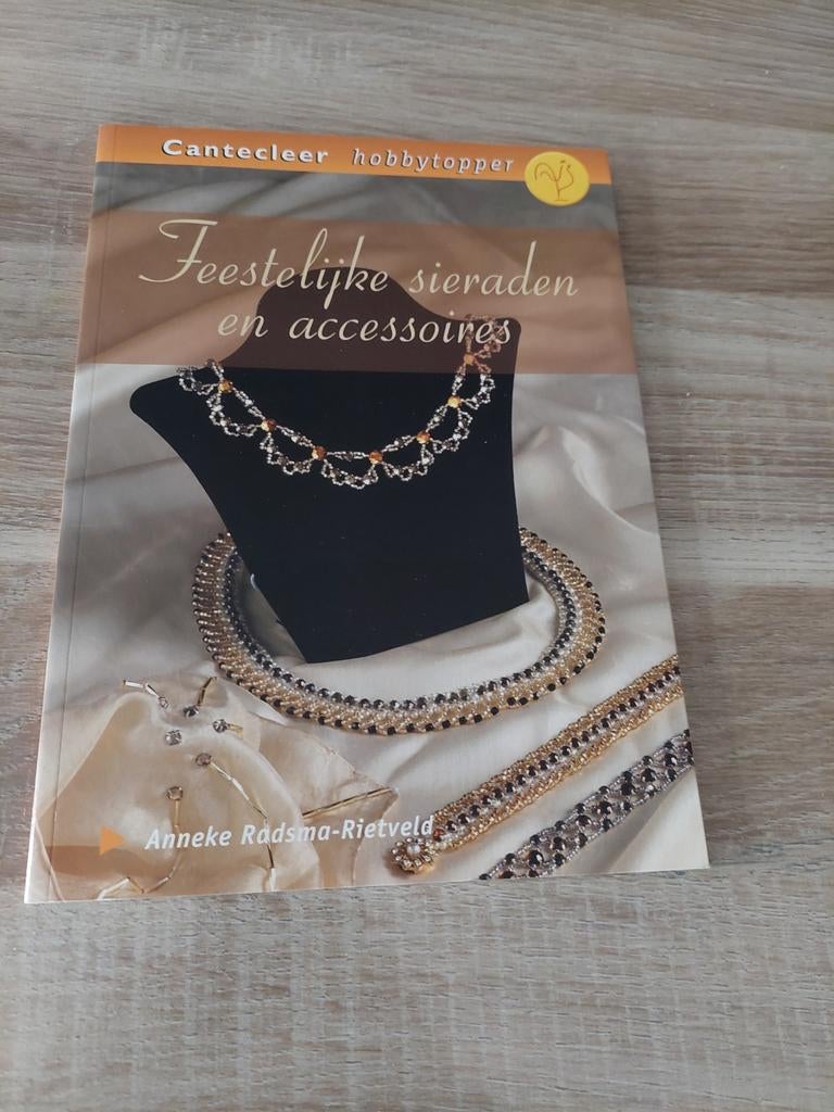 Feestelijke sieraden en accessoires, Ophalen