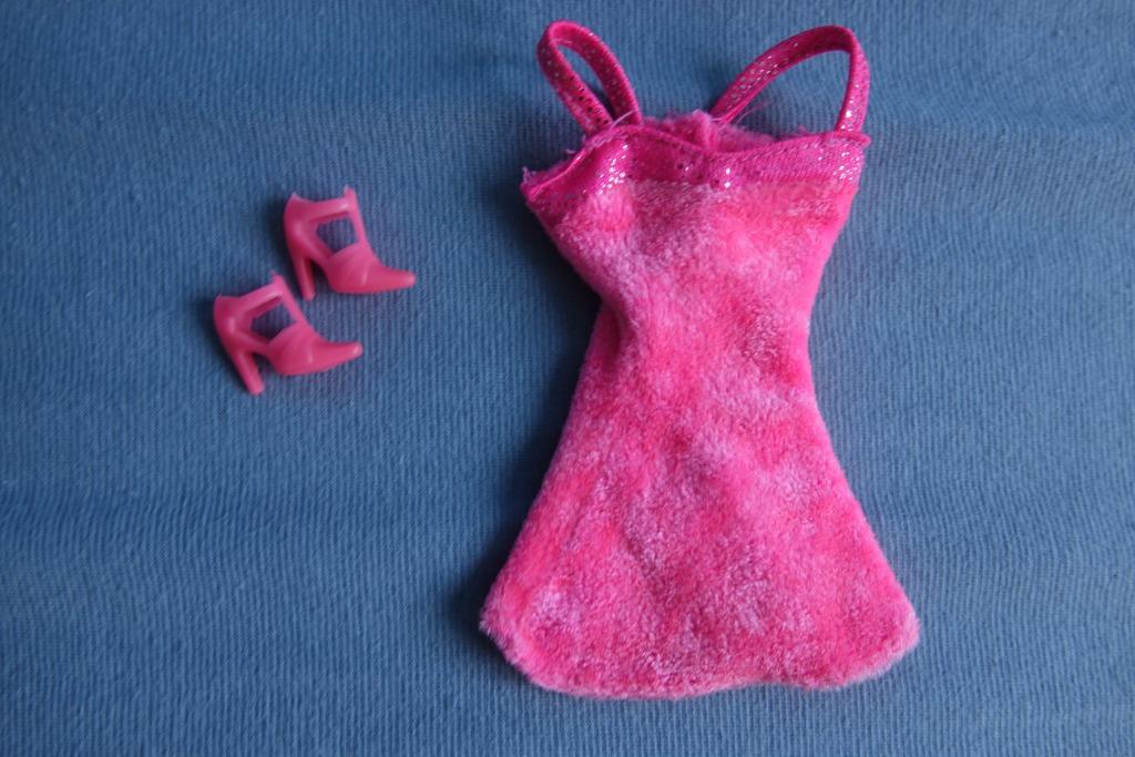 1997 Sweatheart Barbie : roze velours kleedje met schoentjes, Kinderen en Baby's, Ophalen of Verzenden, Gebruikt, Barbie