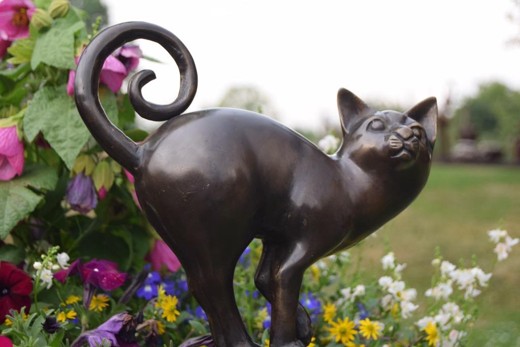 Bronzen beeld van een kat gesigneerd op een sokkel, Ophalen of Verzenden, Brons