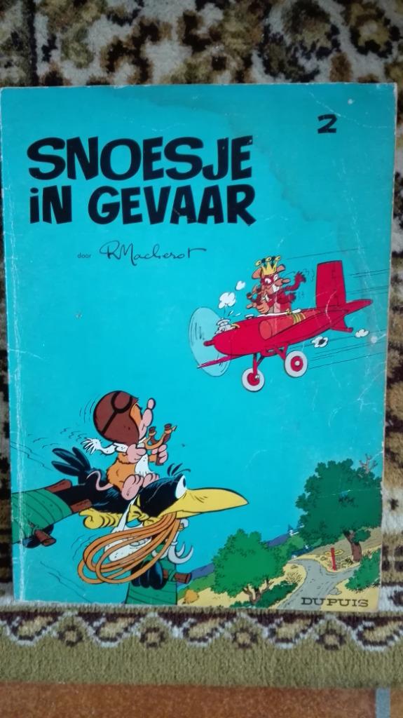 54) Snoesje in gevaar, Eén stripboek, Ophalen of Verzenden, Gelezen