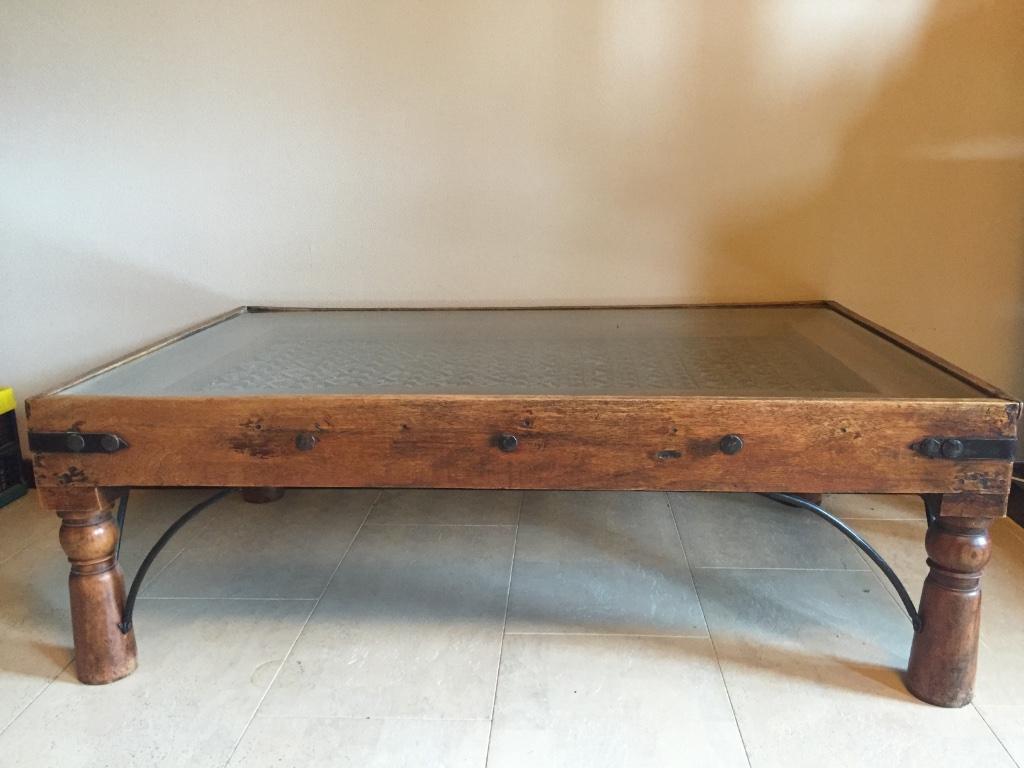 Table en bois de style colonial avec plateau en verre, Maison & Meubles, Moins de 50 cm, Koloniaal, 50 à 100 cm, Comme neuf