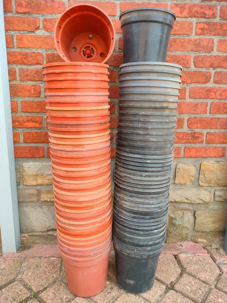 Heel zware grote bloempotten 19 x 17,5 cm harde plastiek, Ophalen, Kunststof, Rond, Zo goed als nieuw
