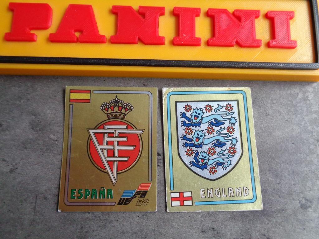 PANINI VOETBAL STICKERS EURO 84  WK EMBLEMEN 2X BADGES, Hobby en Vrije tijd, Stickers en Plaatjes, Ophalen of Verzenden