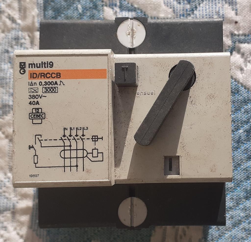 INTERRUPTEUR DIFFERENTIEL TRIPHASE 380V 40A 300mA, Bricolage & Construction, Électricité & Câbles, Enlèvement, Comme neuf, Interrupteur