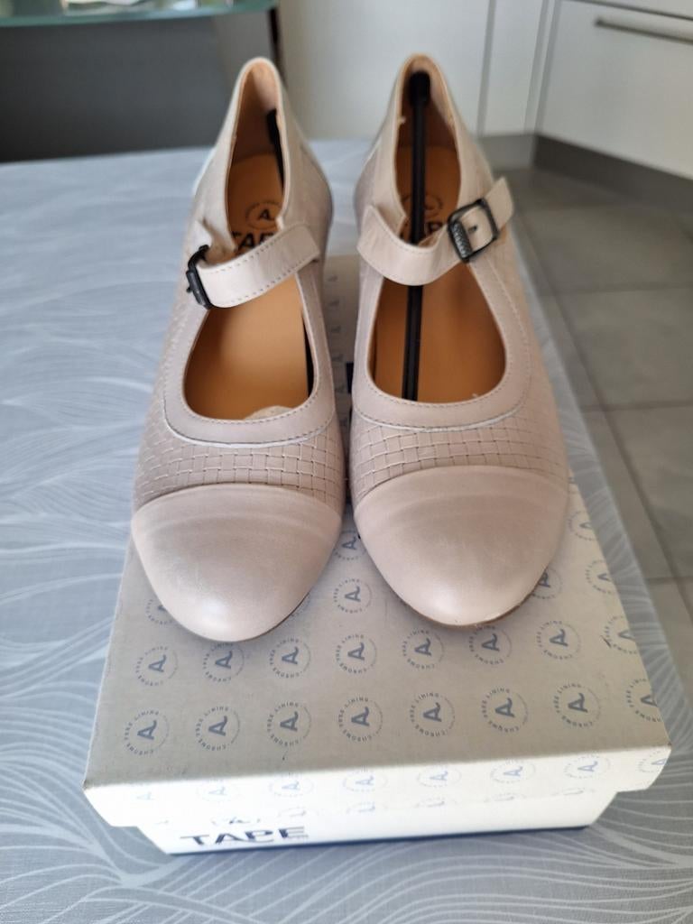 Nouvelles chaussures pour femmes Tape taille 40, Enlèvement ou Envoi, Neuf, Beige