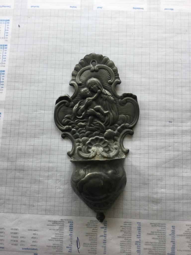 Ancien benitier en etain, Enlèvement ou Envoi