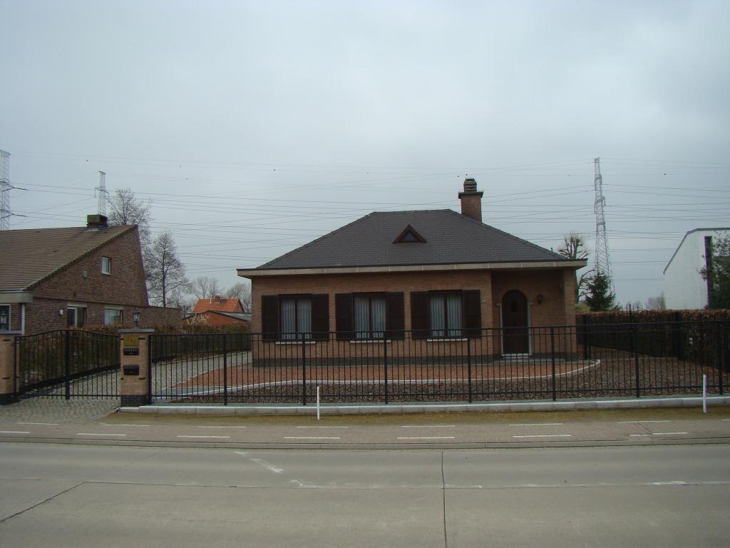 Instapklare bungalow met veranda, twee garages en ruime tuin, 1000 tot 1500 m², Provincie Oost-Vlaanderen, 471 kWh/m²/jaar, Verkoop zonder makelaar