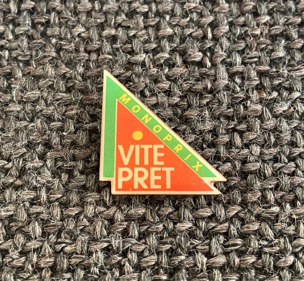 PIN - MONOPRIX - VITE PRET, Envoi, Utilisé, Autres sujets/thèmes, Insigne ou Pin's