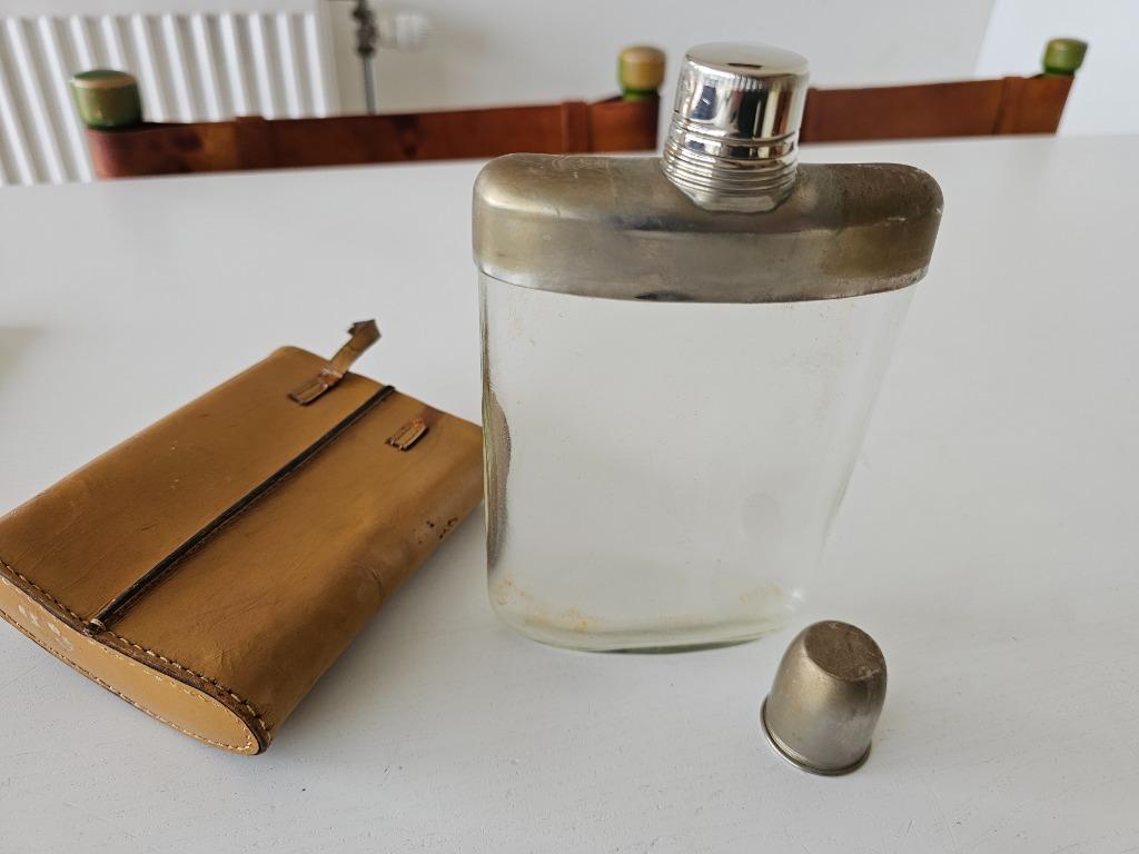 Vintage glazen heupfles met schroefdop voor sterke drank in, Ophalen of Verzenden