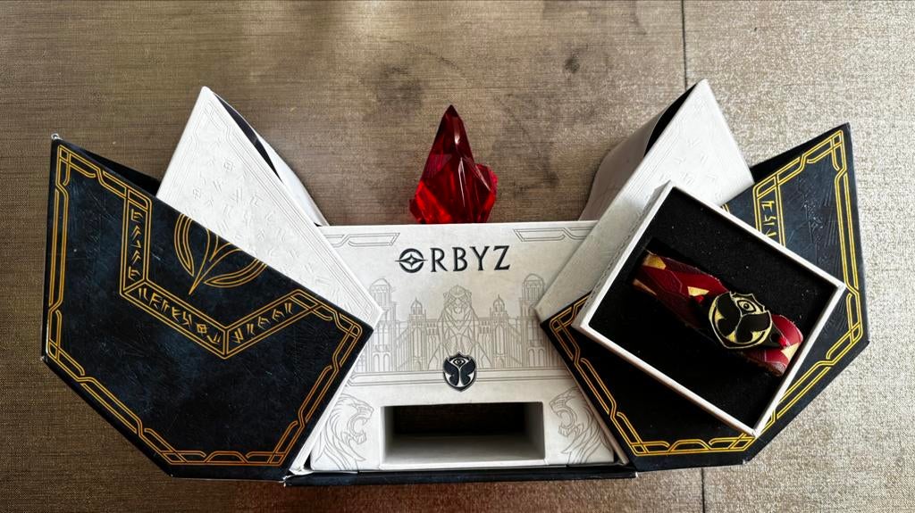 Tomorrowland 2025 - Orbyz - case incl bracelet, Ophalen of Verzenden, Zo goed als nieuw