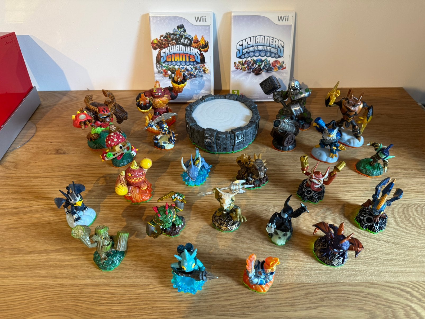 Nintendo Wii Skylanders: 2 games + portaal + 22 figuren, Ophalen of Verzenden, Zo goed als nieuw