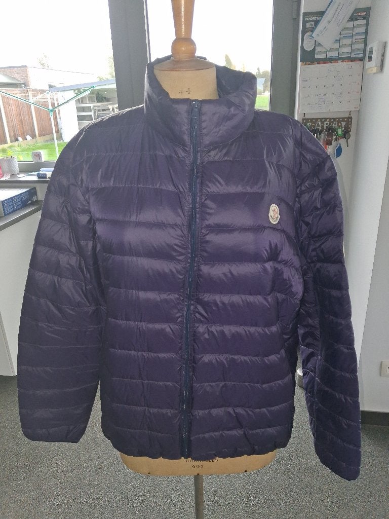 Nouvelle veste Moncler mauve, Enlèvement ou Envoi, Neuf, Taille 46/48 (XL) ou plus grande, Autres couleurs