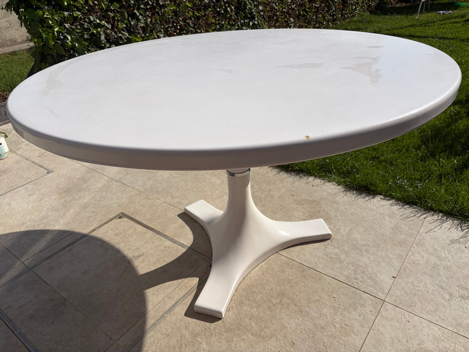 Ronde witte tafel, Huis en Inrichting, Tafels | Eettafels, Ophalen, Kunststof, Gebruikt, Rond