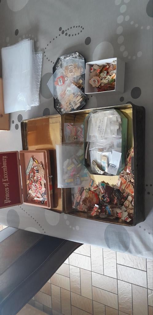 Postzegels en sigarenbandjes, Ophalen