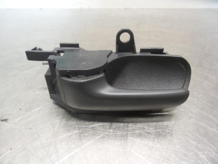 Poignée portière 2portes gauche d'un Toyota Yaris (Yaris 1, -, 3 mois de garantie, Toyota, Utilisé