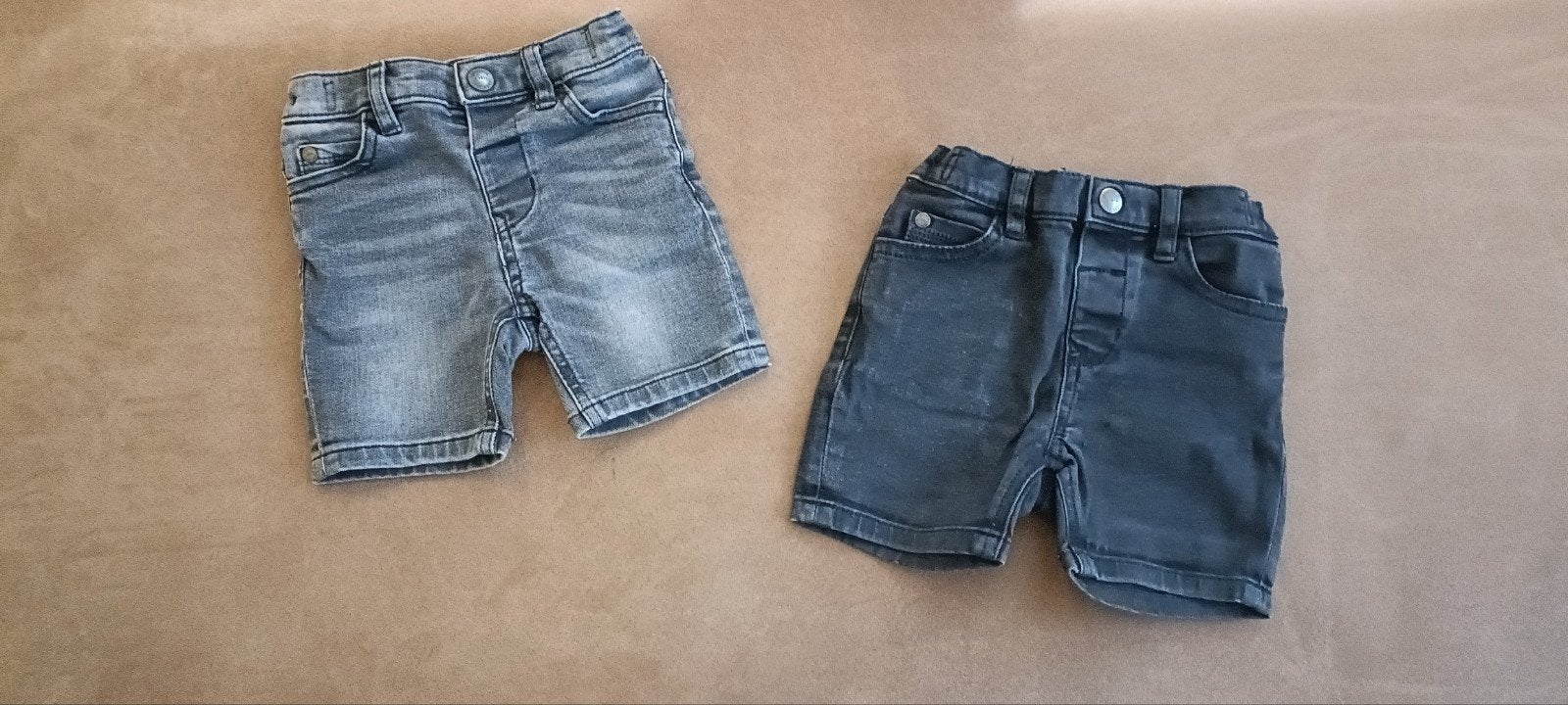 Twee jeans-shortjes Next 9-12 maanden (ongeveer maat 86)
Twe, Kinderen en Baby's, Ophalen