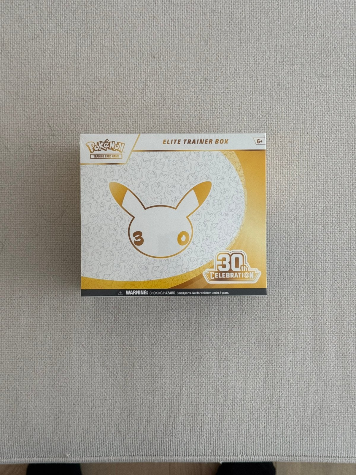 Pokemon 30th celebration anniversary ETB, Ophalen of Verzenden, Nieuw, Foil