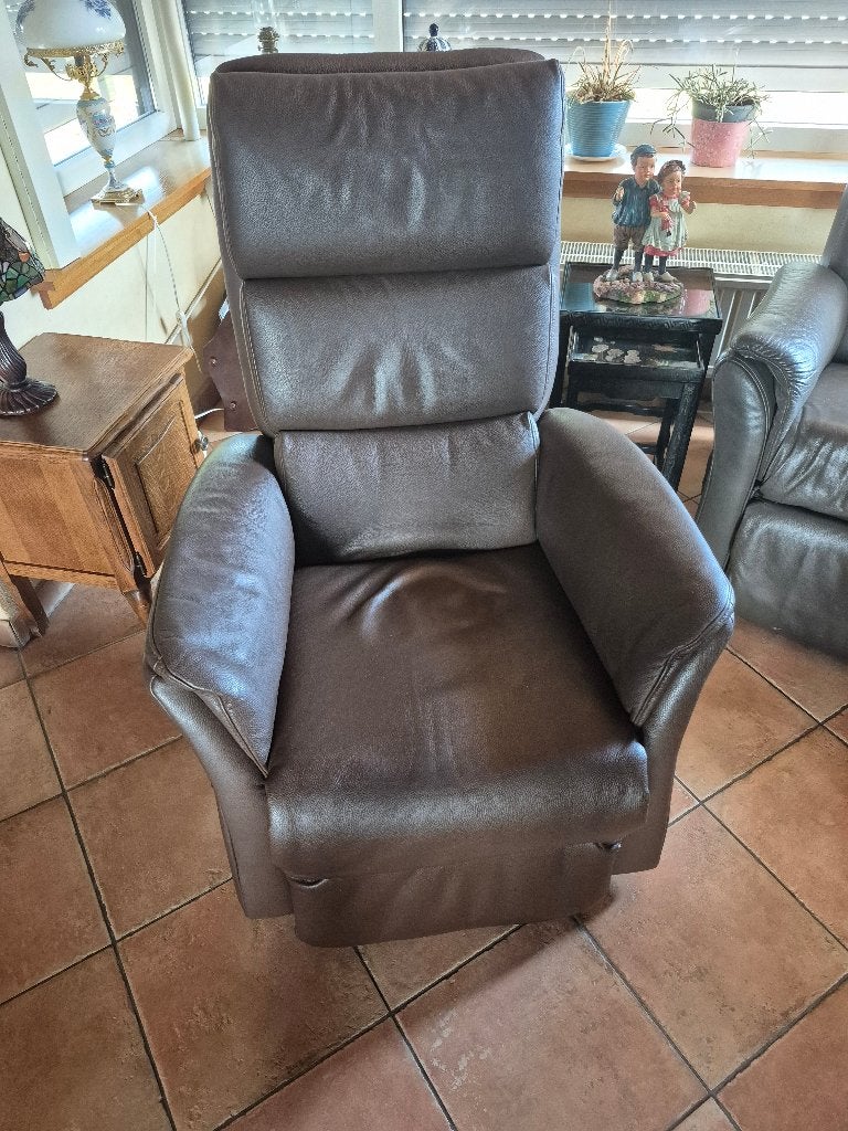 Electrische relaxzetel met opstaphulp, Huis en Inrichting, Fauteuils, Ophalen, Minder dan 75 cm, Relaxzetel, Leer