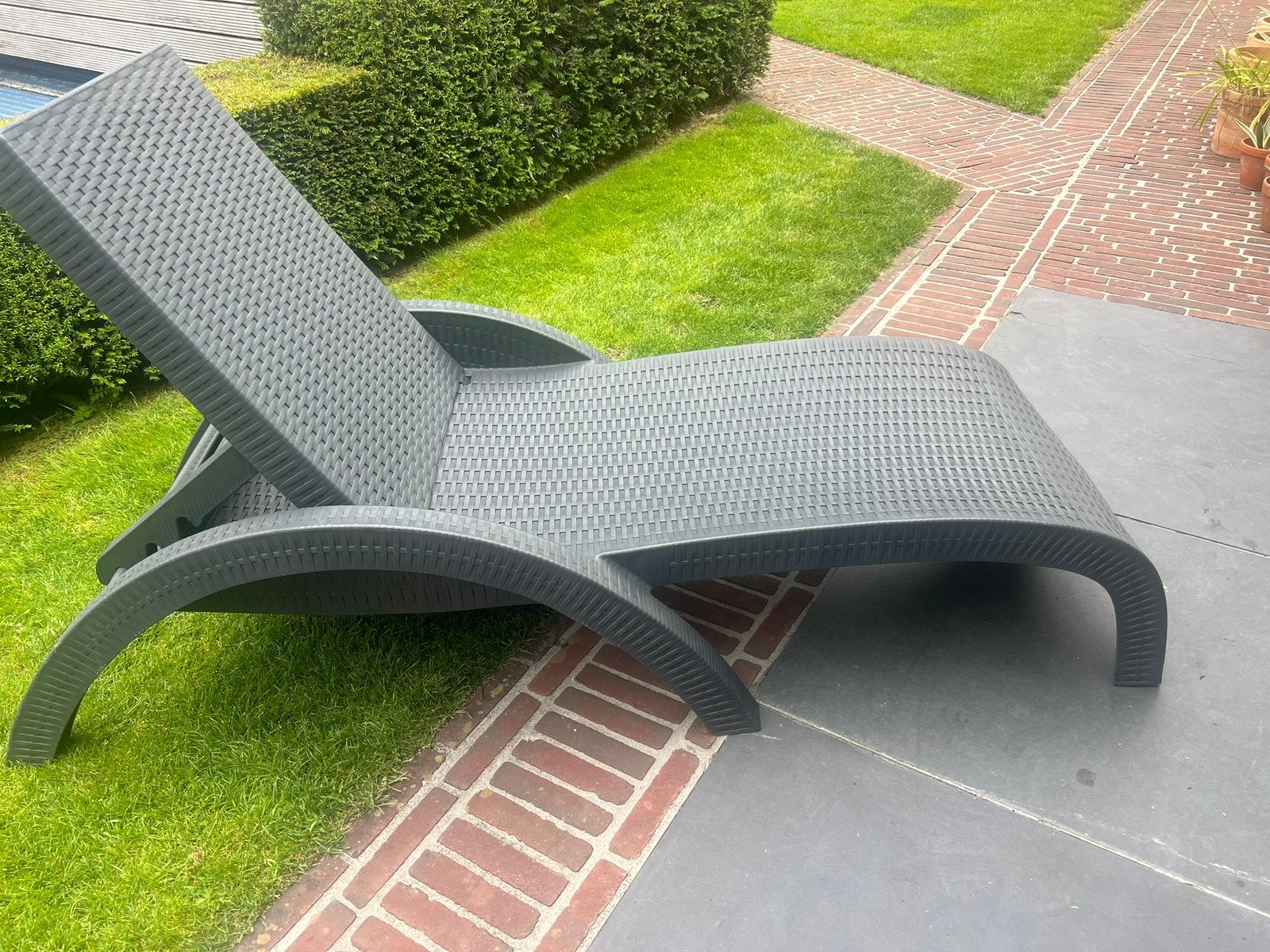 Chaise longue en plastique, Jardin & Terrasse, Chaises longues, Enlèvement, Comme neuf, Synthétique, Réglable