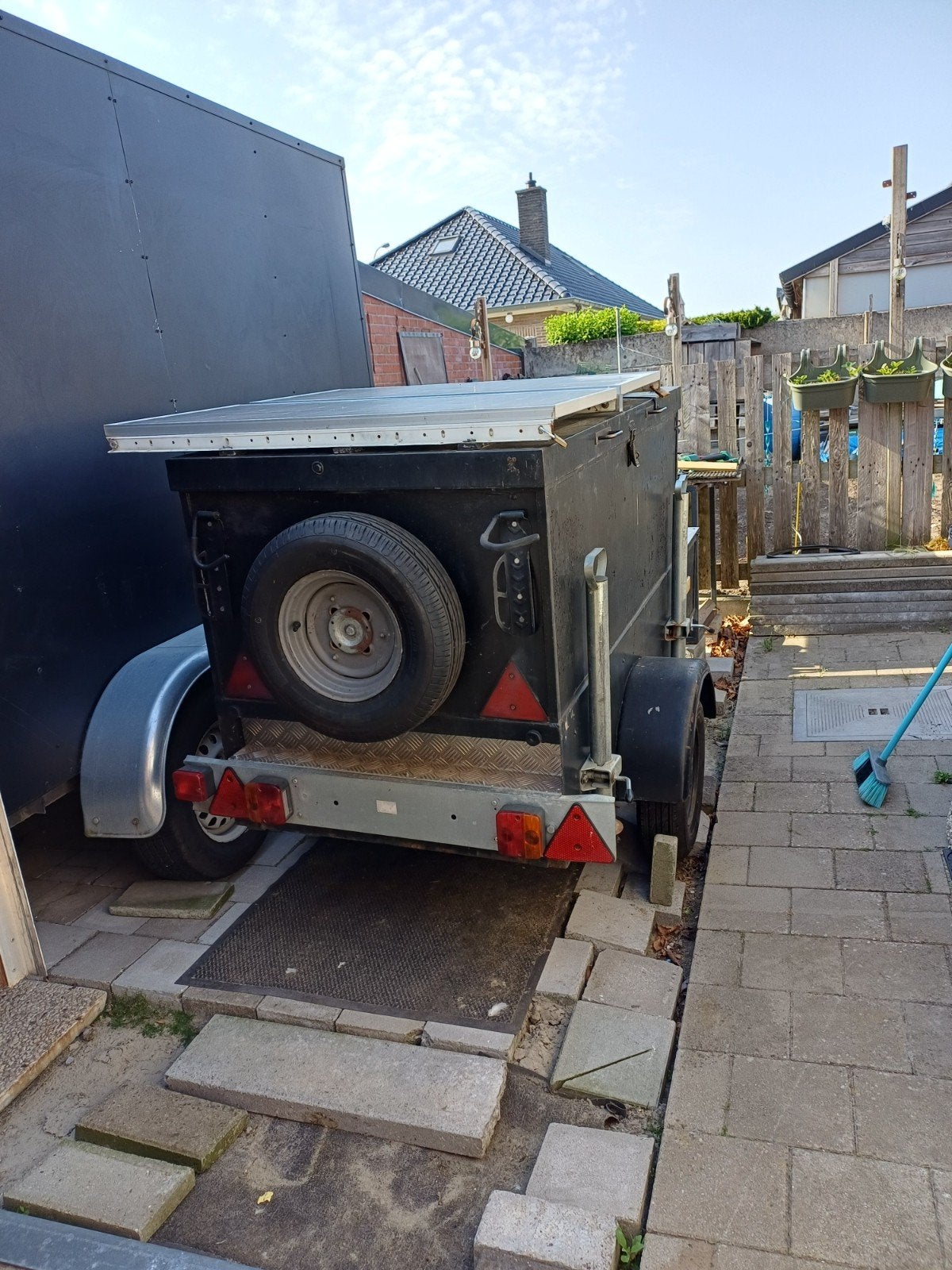 Gesloten aanhangwagen, Ophalen