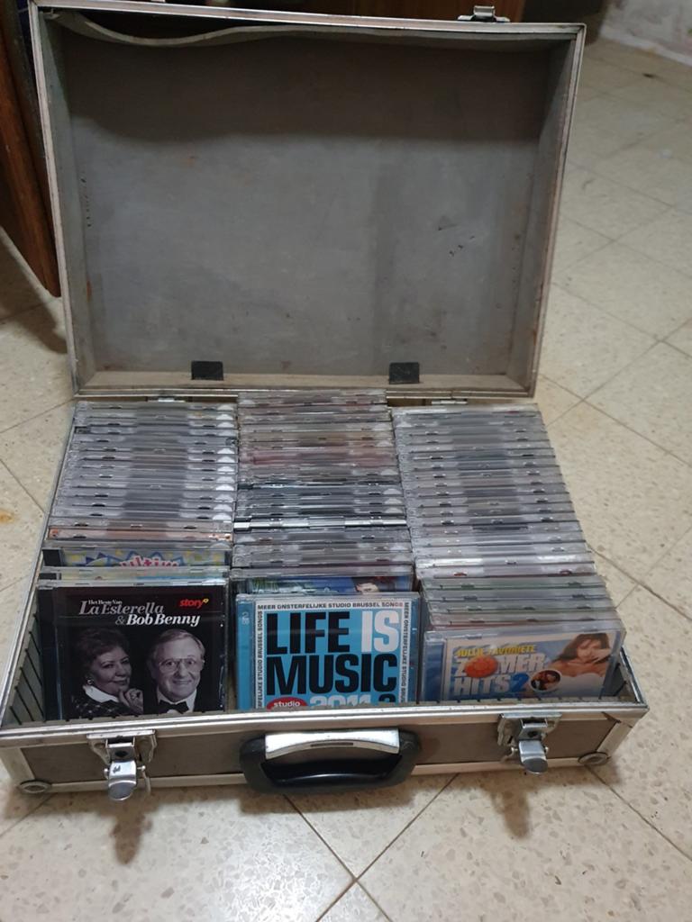 4 koffers met cd., Muziek en Instrumenten, Behuizingen en Koffers, Ophalen