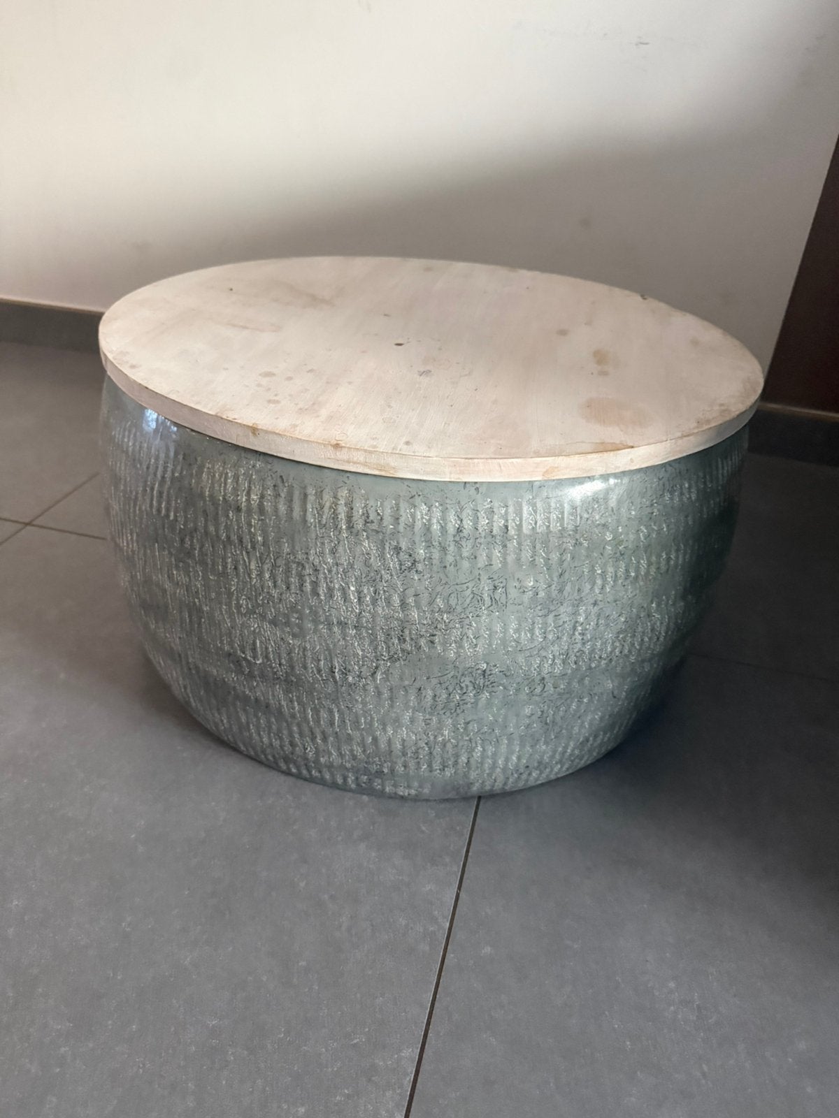 Petite table basse ronde en métal et bois, Maison & Meubles, Plateau, Rond, Comme neuf, Enlèvement