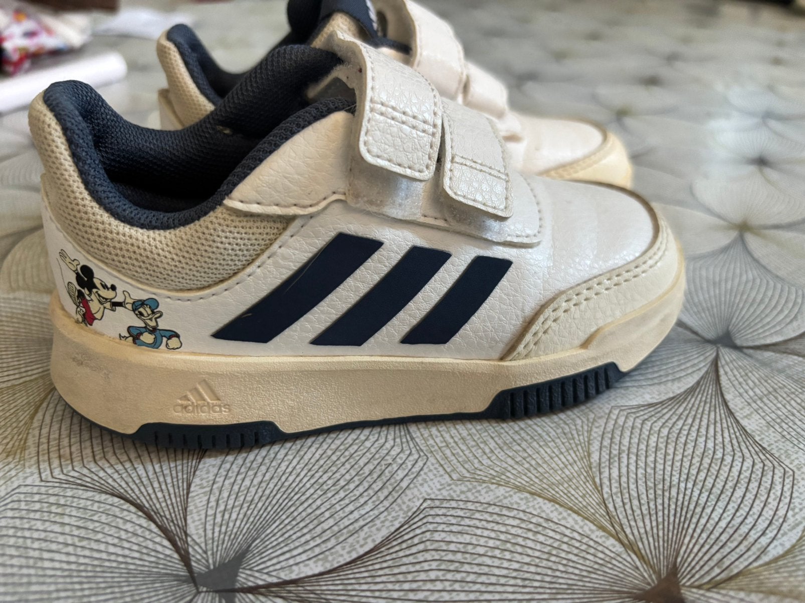 Adidas schoenen mickey mousse, Kinderen en Baby's, Babykleding | Overige, Ophalen, Zo goed als nieuw