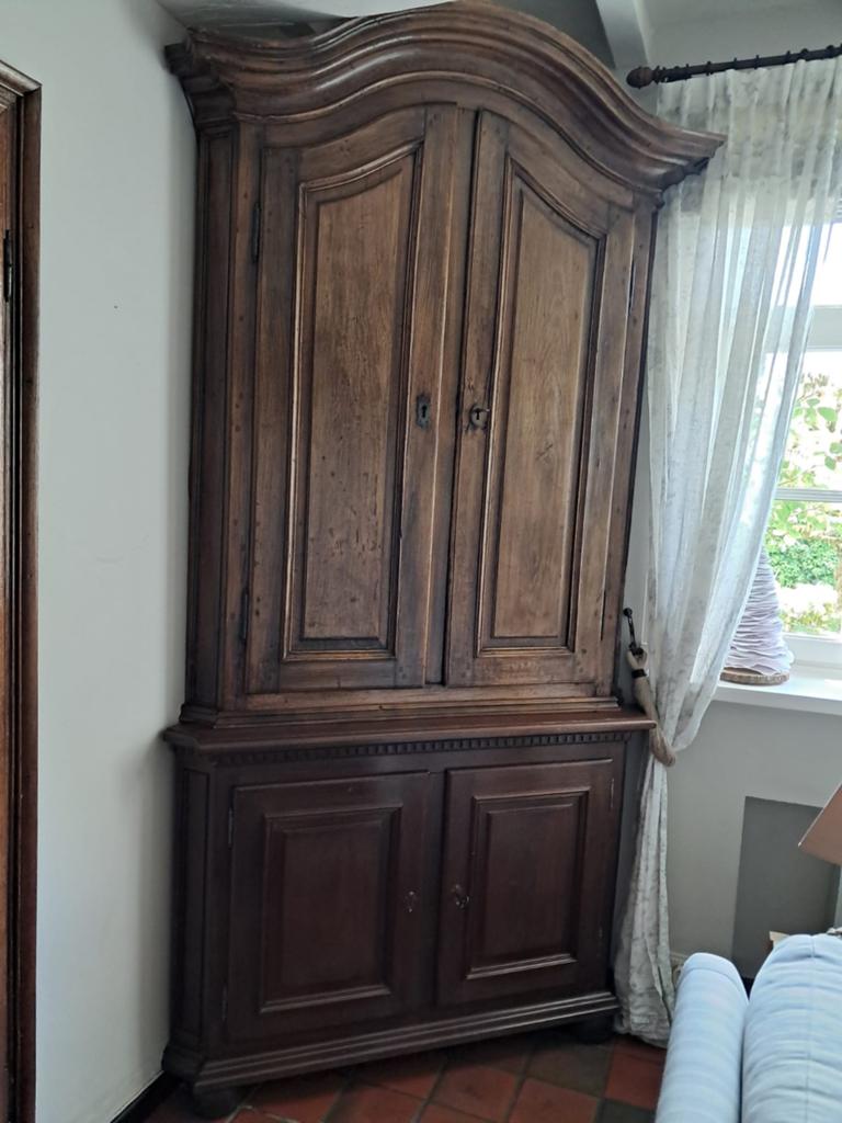 Grande armoire de coin en orme avec éclairage pré installé, Comme neuf, 100 à 150 cm, Enlèvement, 200 cm ou plus