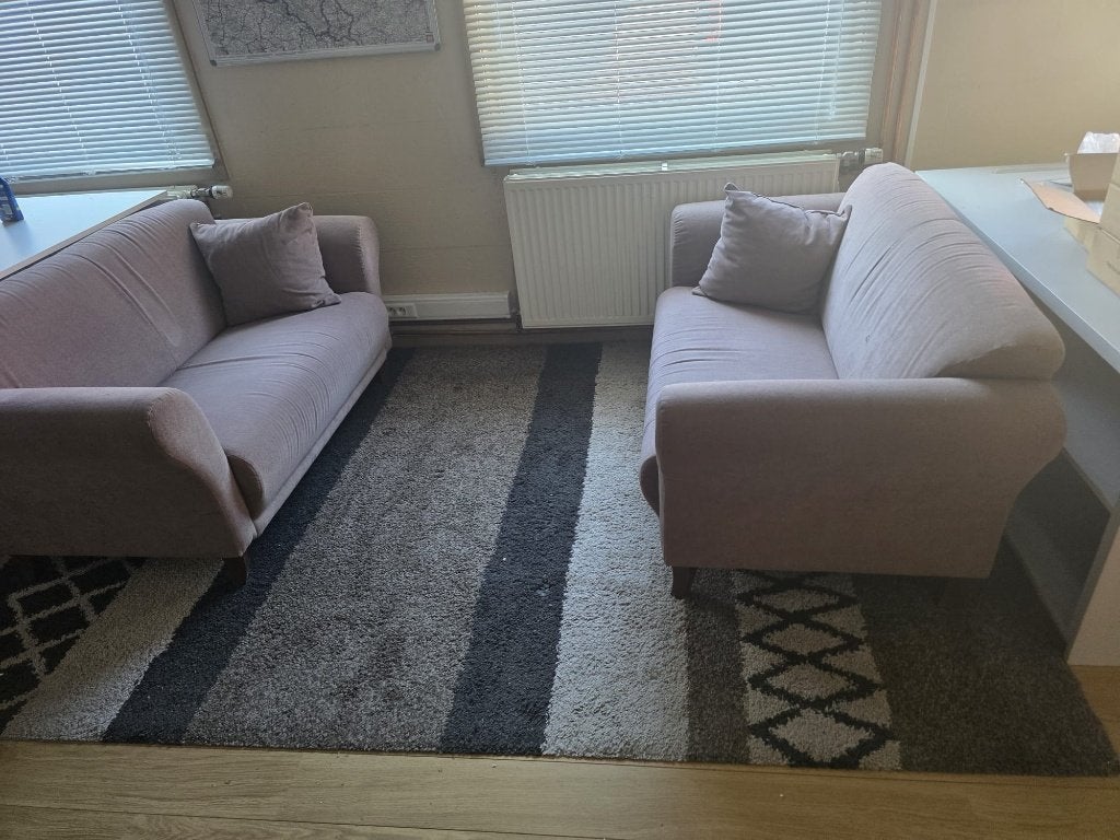 Groot tapijt grijs/zwart met strepen/ geometrisch patroon, Huis en Inrichting, Ophalen, Zwart, Gebruikt, 150 tot 200 cm