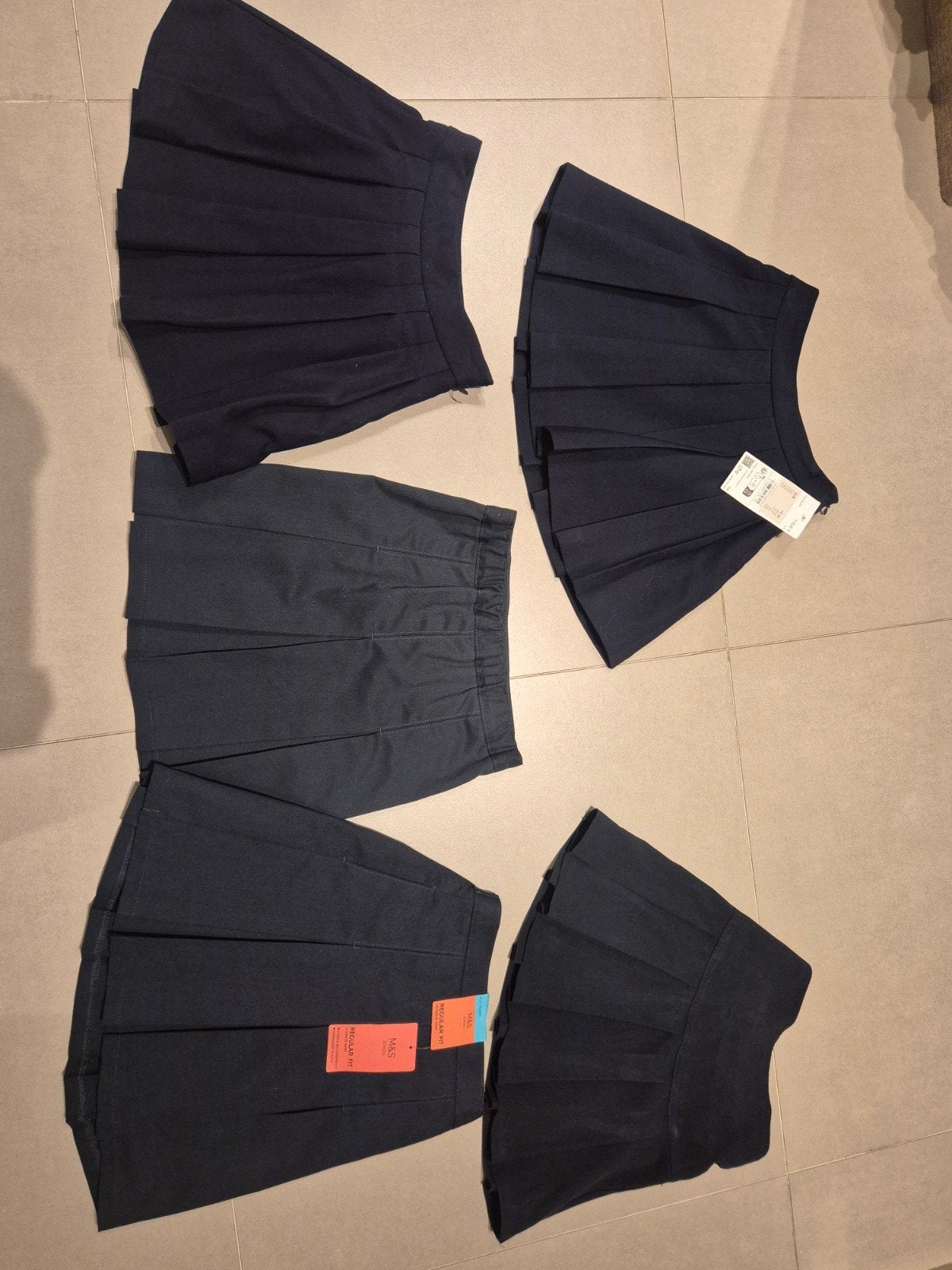 uniform rokjes, Ophalen