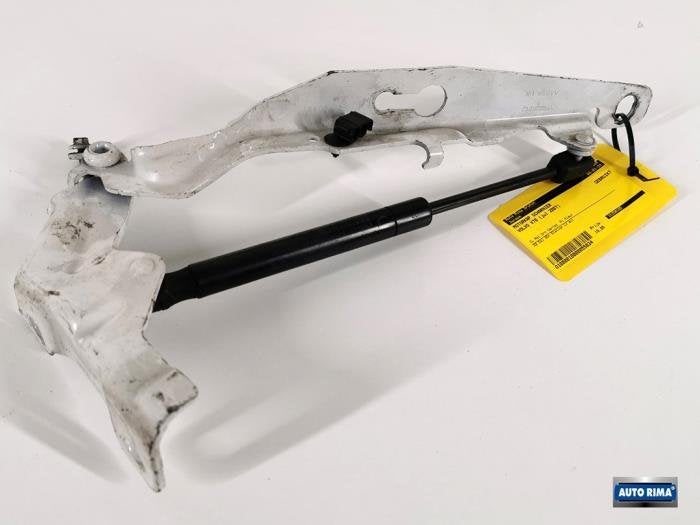 Motorkap Scharnier van een Volvo V70, Gebruikt, -, -, Ophalen of Verzenden