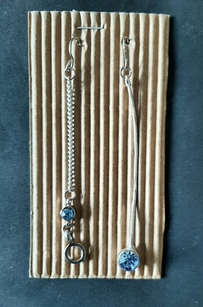 Te koop: Mooie zilverkleurige oorbellen met blauw steentje., Overige materialen, Hangers, Nieuw, Ophalen of Verzenden