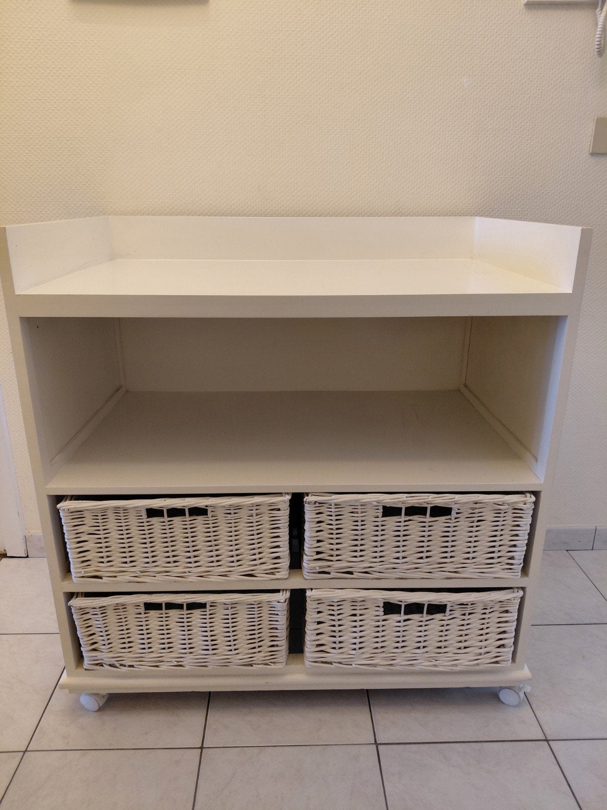 Mooi wit houten kastje met onderaan vier rieten manden, Enlèvement