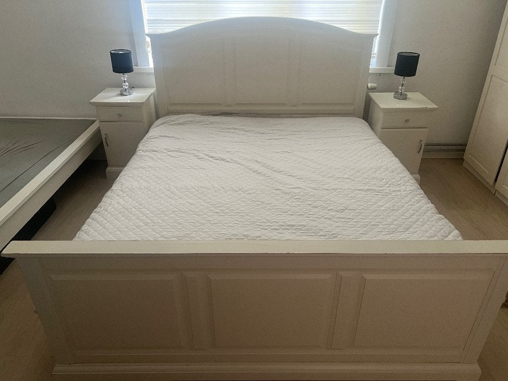 IKEA Bed met twee nacht tafel, Huis en Inrichting, Ophalen, Tweepersoons, 210 cm, 160 cm