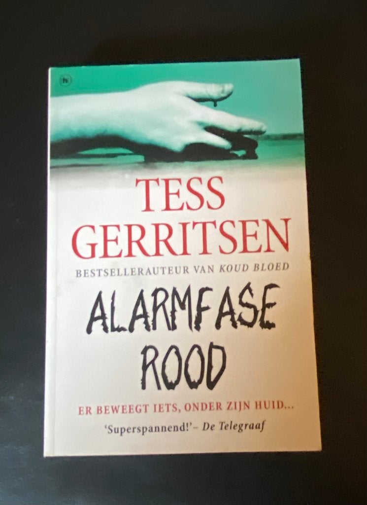 Boek "Alarmfase rood" van Tess Gerritsen, Ophalen of Verzenden, Gelezen, Tess Gerritsen