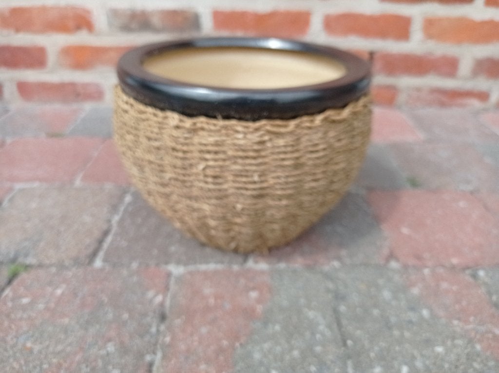 Kleine gevlochten terracotta bloempot, Tuin en Terras, Ophalen, Rond, Binnen, Zo goed als nieuw