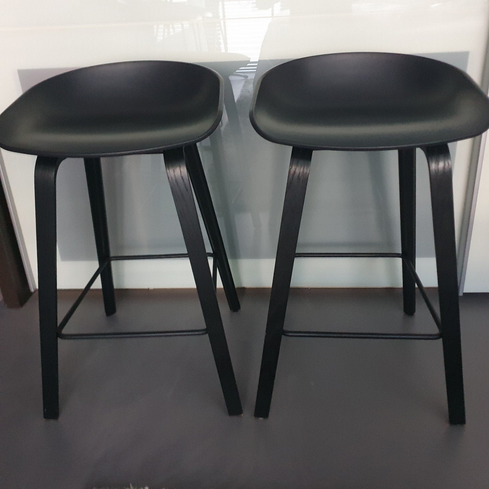 ***2x HAY AAS32 barkrukken/all black 65cm (laag model)***, Maison & Meubles, Tabourets de bar, Comme neuf, 60 à 90 cm, Bois, Synthétique