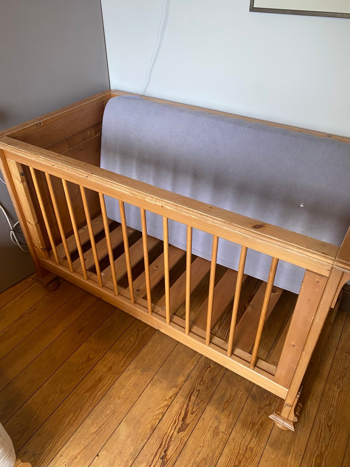 Houten spijlenbedje met matras., Enlèvement, Utilisé, Lit