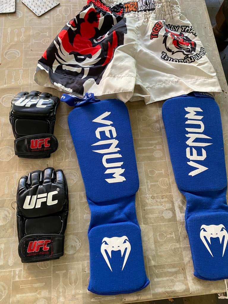 Gants UFC MMA+protège-tibias Venum+short Tiger Muay Thai, Sports & Fitness, Enlèvement, Utilisé, Autres, Protection pour arts martiaux