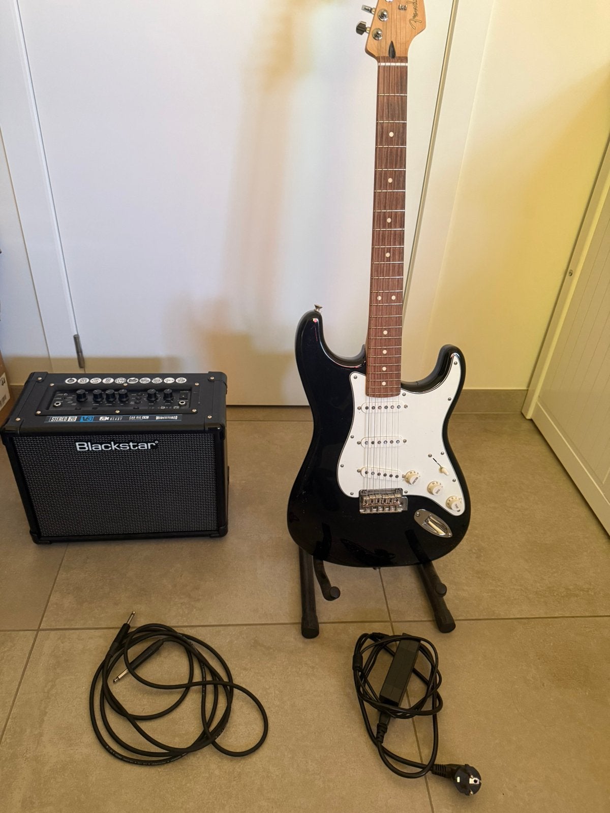 Fender Player Stratocaster + Versterker + accessoires, Ophalen, Zo goed als nieuw, Fender