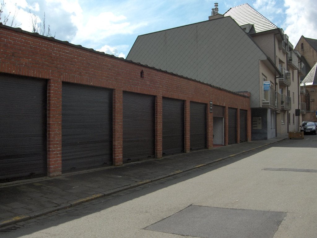 parking ou local de stockage en tout genre. À LOUER.