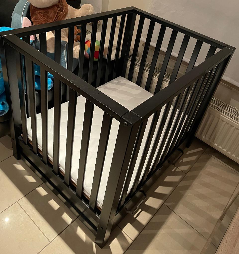 Zwart babypark TWF met lade in goede staat met matras, Kinderen en Baby's, Ophalen, Gebruikt, Rechthoekig, In hoogte verstelbaar