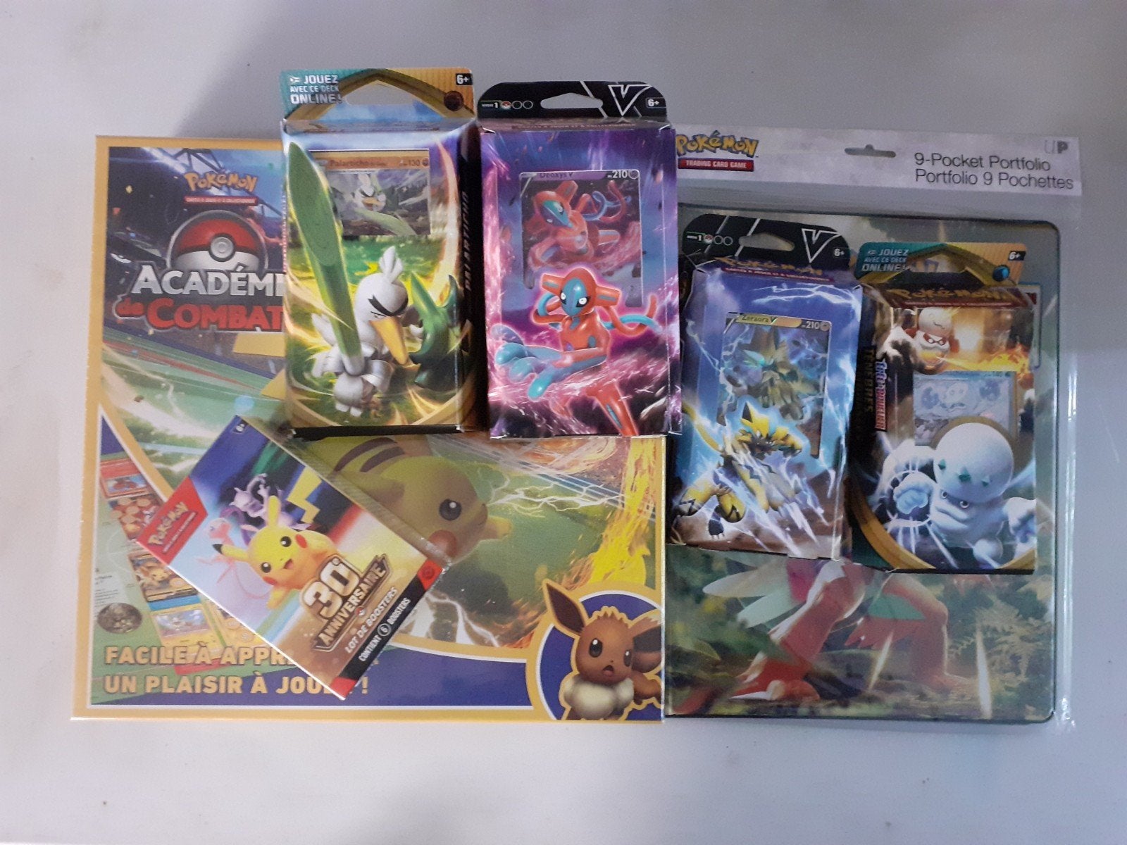 Lot Pokémon 4 contient un bundle 30 ans, Hobby en Vrije tijd, Ophalen, Nieuw, Boosterbox