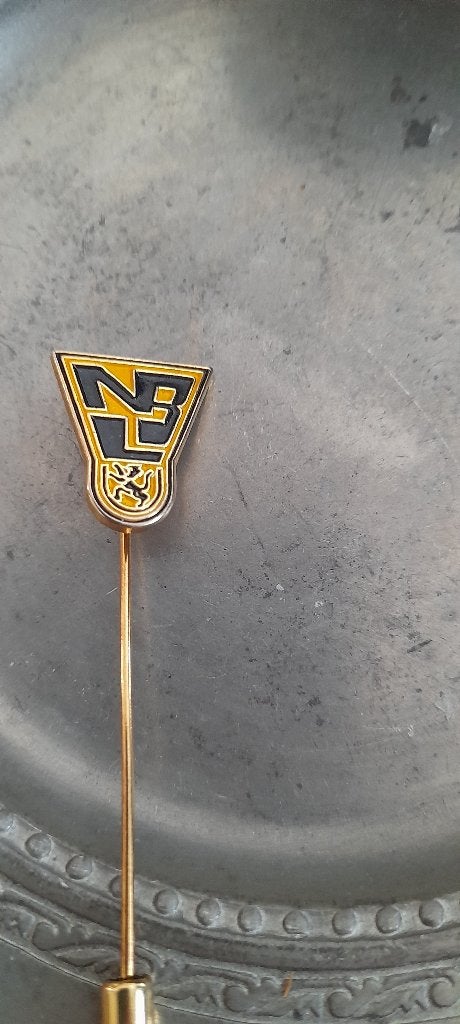 qui connaît cette épingle/quelle est cette abréviation ?, Collections, Broches, Pins & Badges, Enlèvement ou Envoi, Insigne ou Pin's