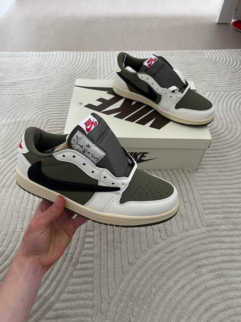 Nike Travis Scott Jordan 1 Low Olive Green – Maat 43, Neuf, Enlèvement ou Envoi, Autres couleurs, Baskets
