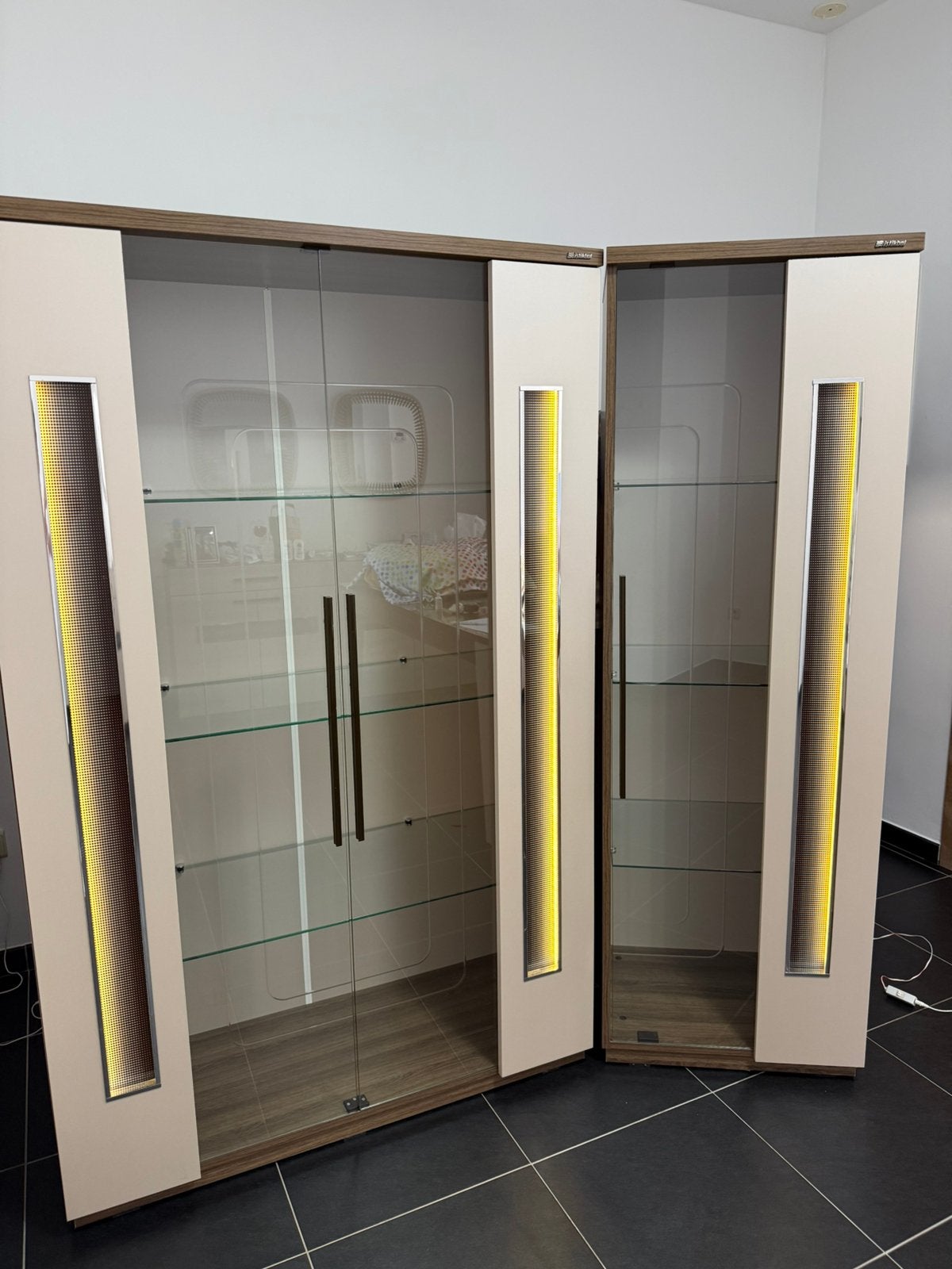 Lot de 2 vitrines design avec LED – Comme neuves, Enlèvement, Comme neuf