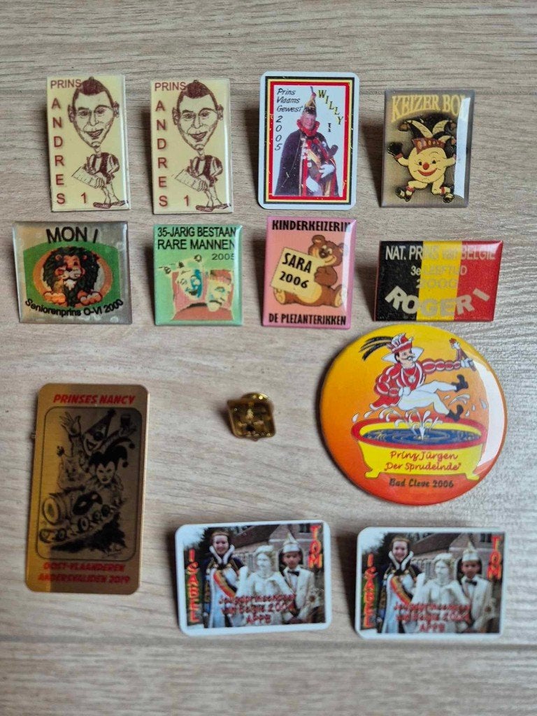 Carnaval pins, Ophalen of Verzenden