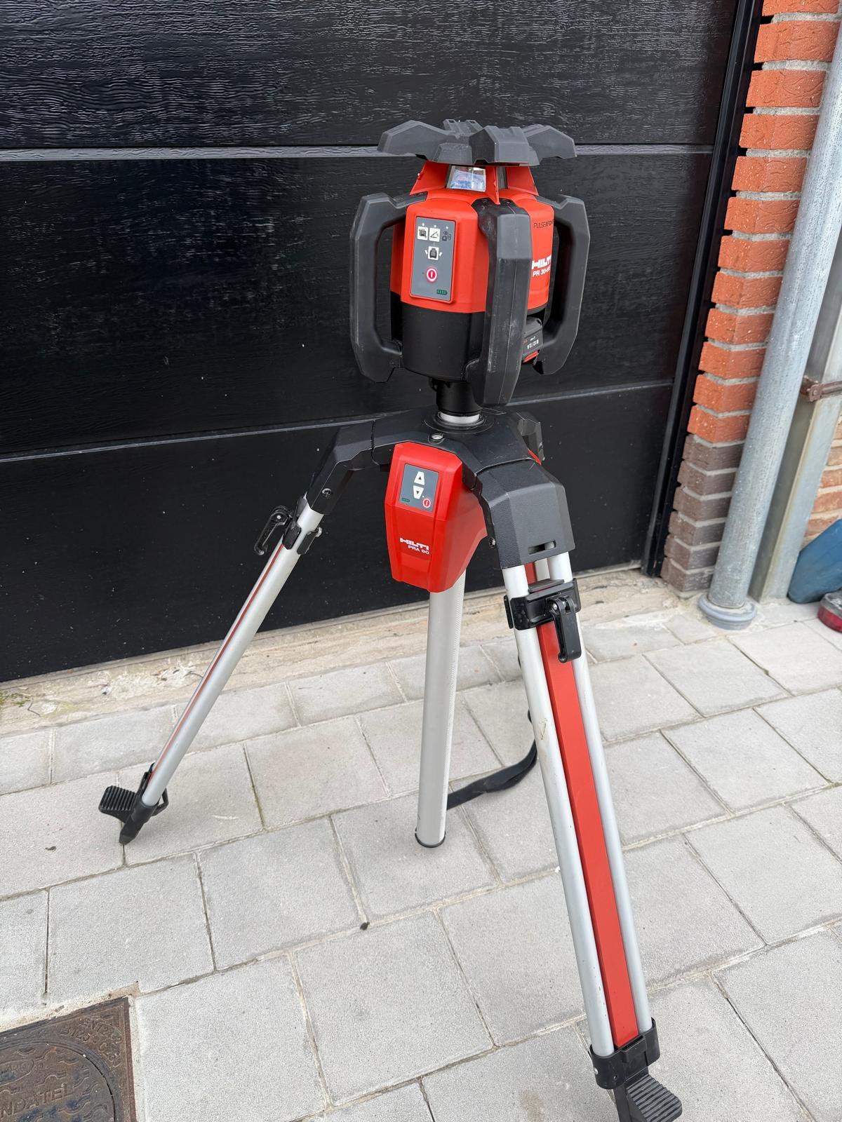 Hilti roterende bouwlaser met automatisch statief hilti, Bricolage & Construction, Enlèvement, Comme neuf