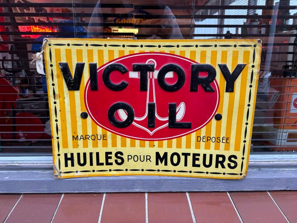 Ancien panneau d'affichage pour huile à moteur Victory, Collections, Marques & Objets publicitaires, Enlèvement ou Envoi, Utilisé